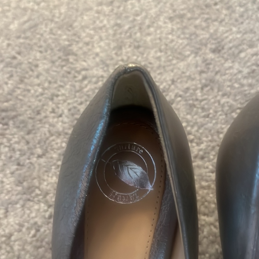 Ladies grey pumps 8M net - Picture 2 of 4